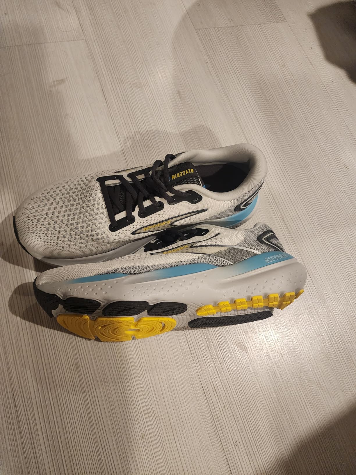 Brooks Glycerin 21 midsole DNA Loft v3 nitrogen-infused cushioning shown in cross-section revealing the foam structure