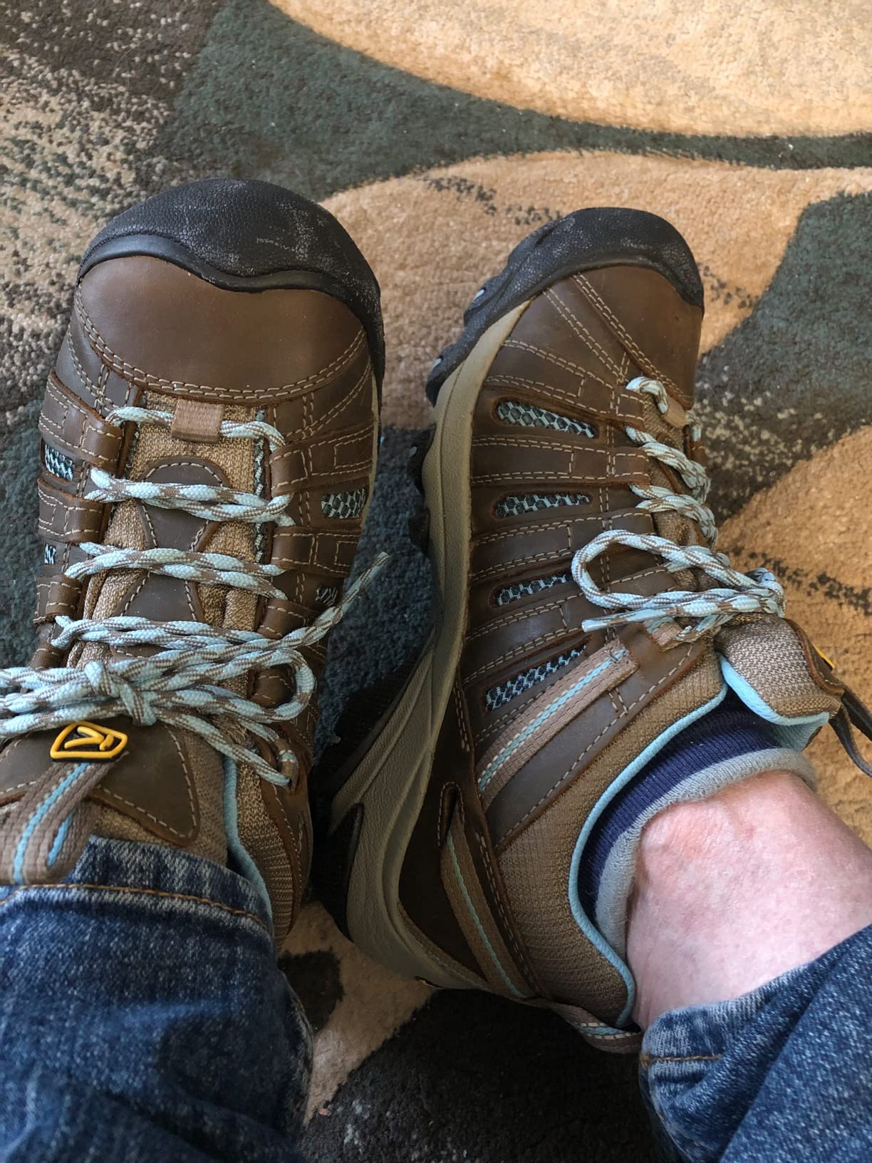 KEEN Voyageur removable MetaTomical footbed showing arch support design and dual density EVA construction