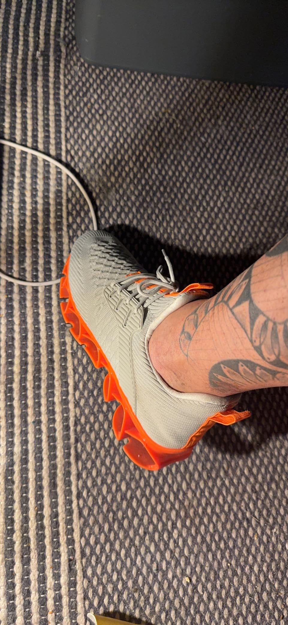 Close-up of Hetohec slip-on knitted mesh upper showing texture and construction quality