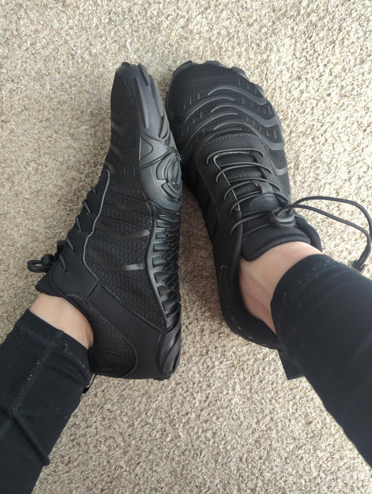 MIFAWA Barefoot Shoes toe box comparison showing wide natural foot spread versus traditional narrow shoe