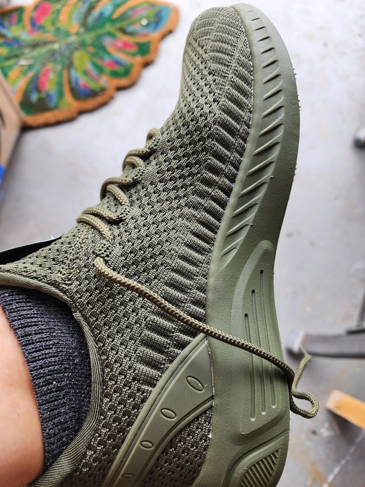 Close-up of Feethit mesh upper construction showing knit texture and lacing detail