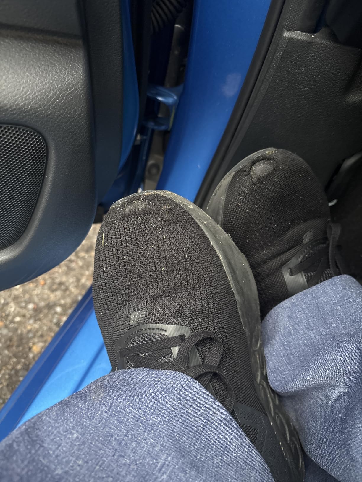 New Balance Fresh Foam 520 V9 women's walking shoe in black colorway, front three-quarter view