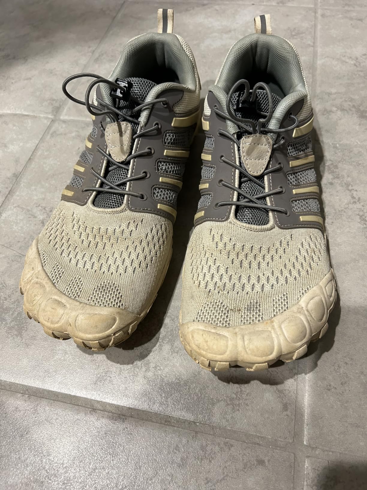 Close-up view of Oranginer wide toe box design showing individual toe outlines on upper and flat zero-drop profile