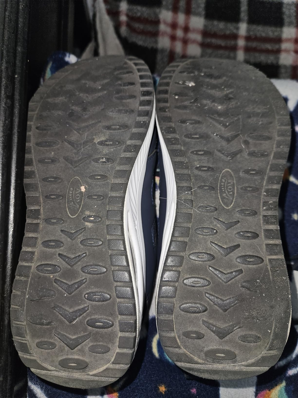 Bottom view of AOV arch support shoes showing non-slip rubber outsole pattern and traction design