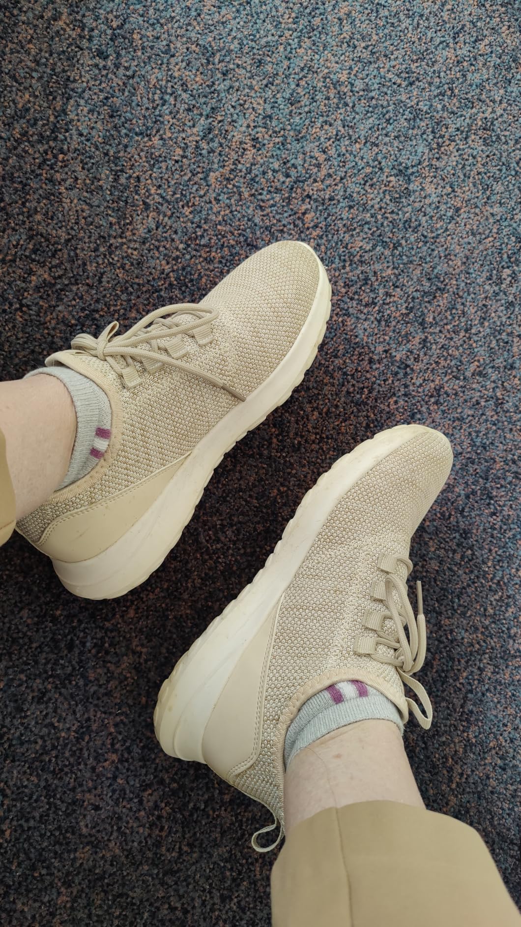 STQ sneakers features overview showing knit construction and flexible moulded sole system