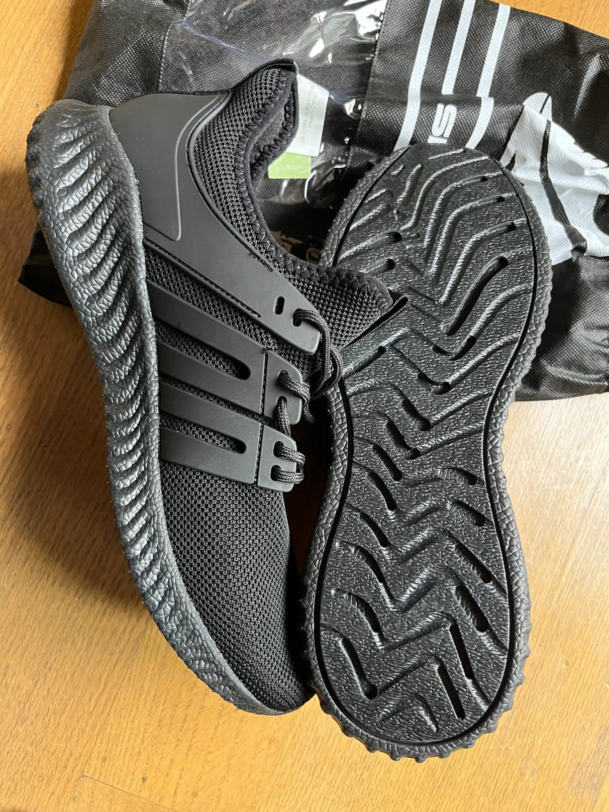 AKK sneakers sole detail showing MD rubber outsole anti-skid groove pattern and midsole cushioning