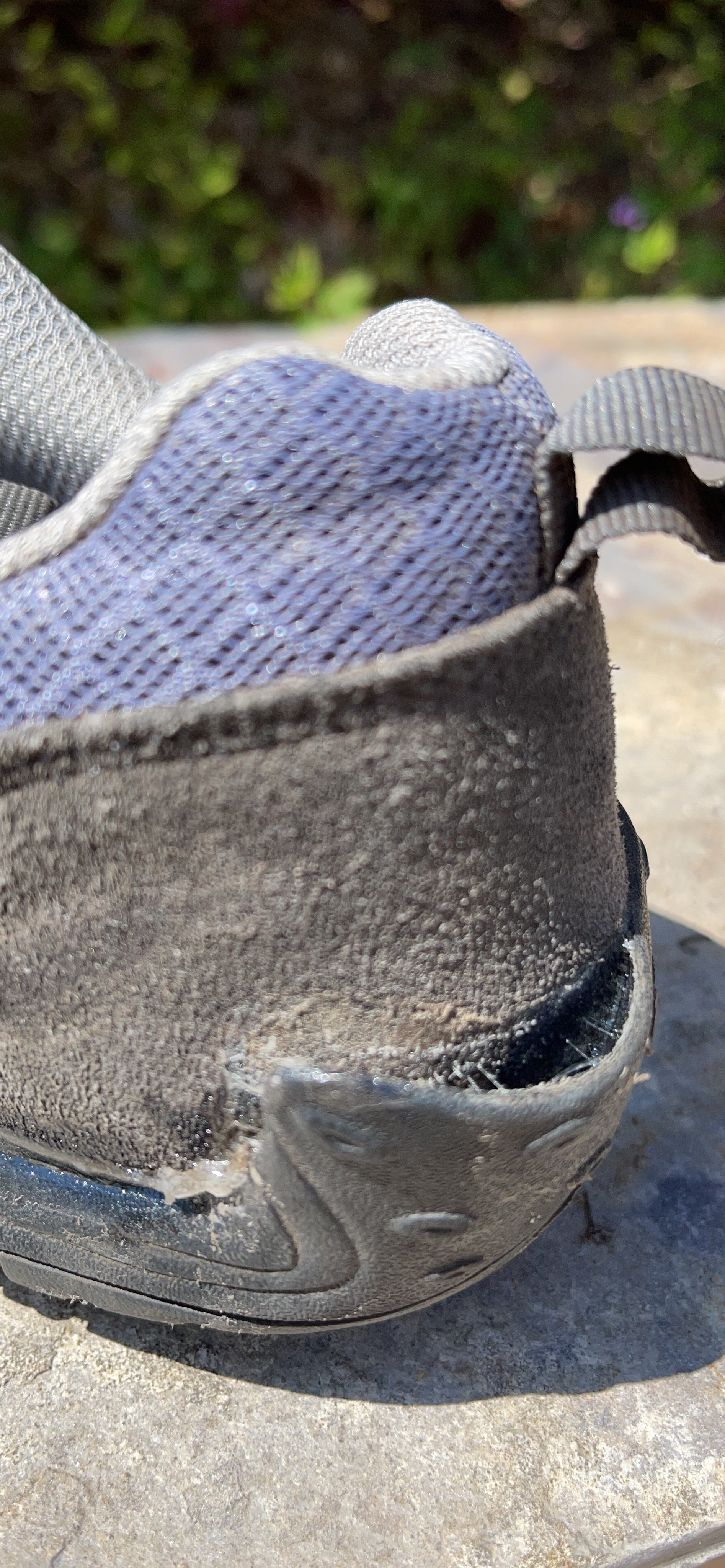 Sole separation issue documented in some Knixmax hiking shoe pairs — primary failure mode at upper-sole junction