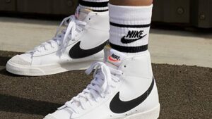 Nike Women's Blazer Mid '77 Sneaker