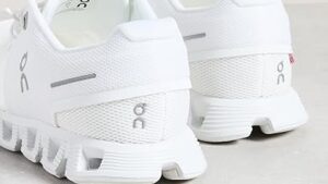 On Women's Cloud Sneakers Low Top Pearl