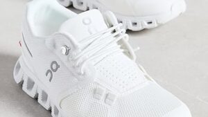 On Women's Cloud Sneakers Low Top Pearl