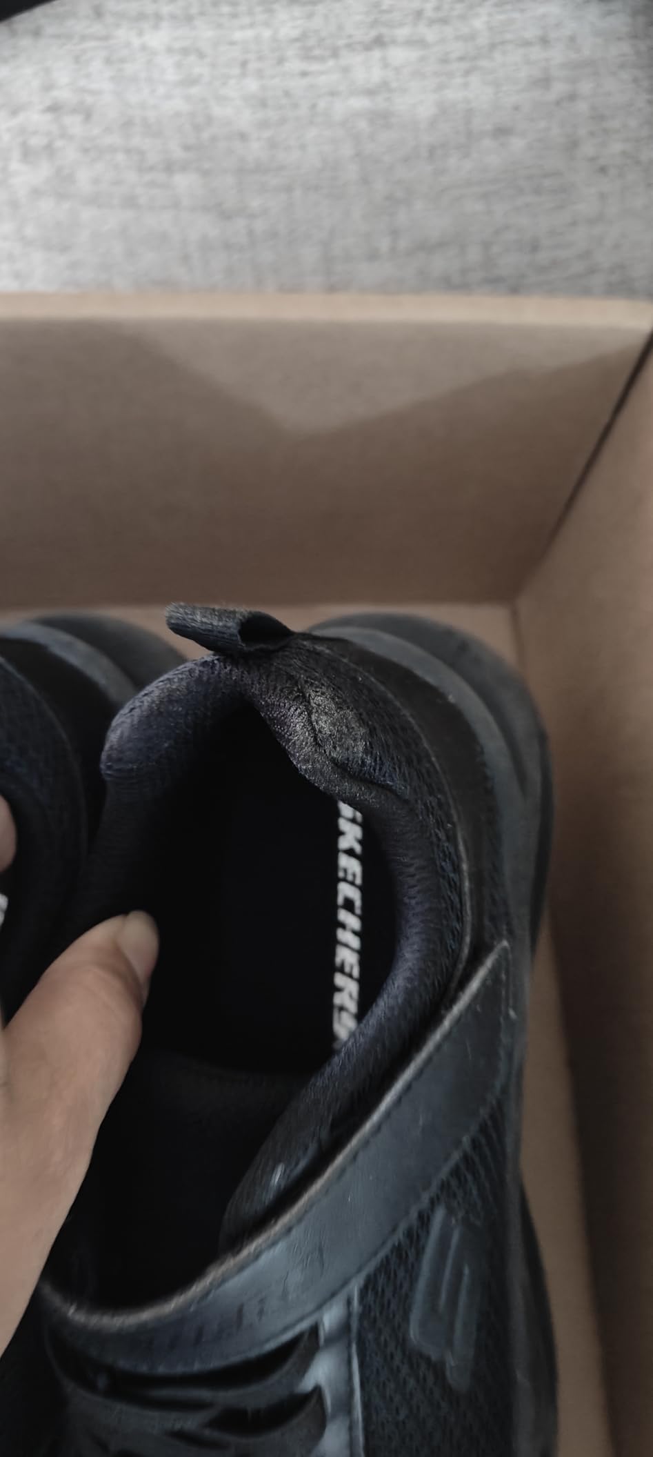Skechers Dynamatic hook-and-loop strap and stretch lace closure detail