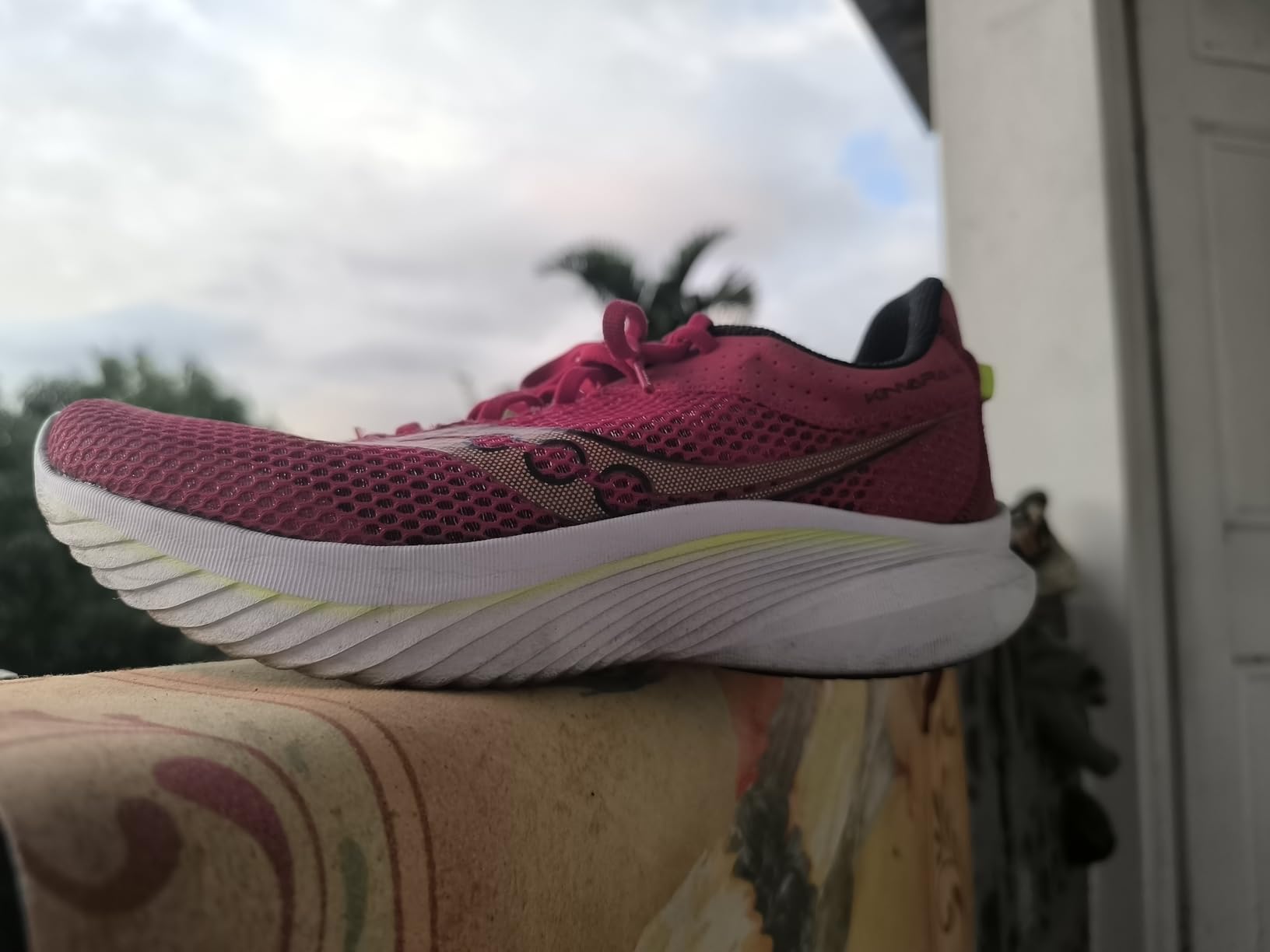 Saucony Kinvara 14 lacing system and gusseted tongue showing loop design detail