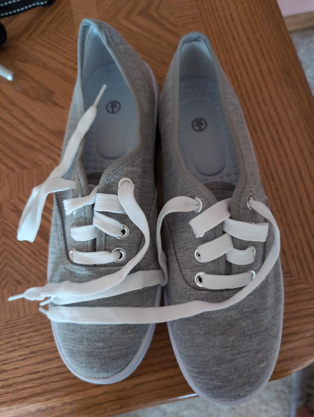 TUOPIN women's white canvas sneakers classic low-top design with lace-up closure on clean background