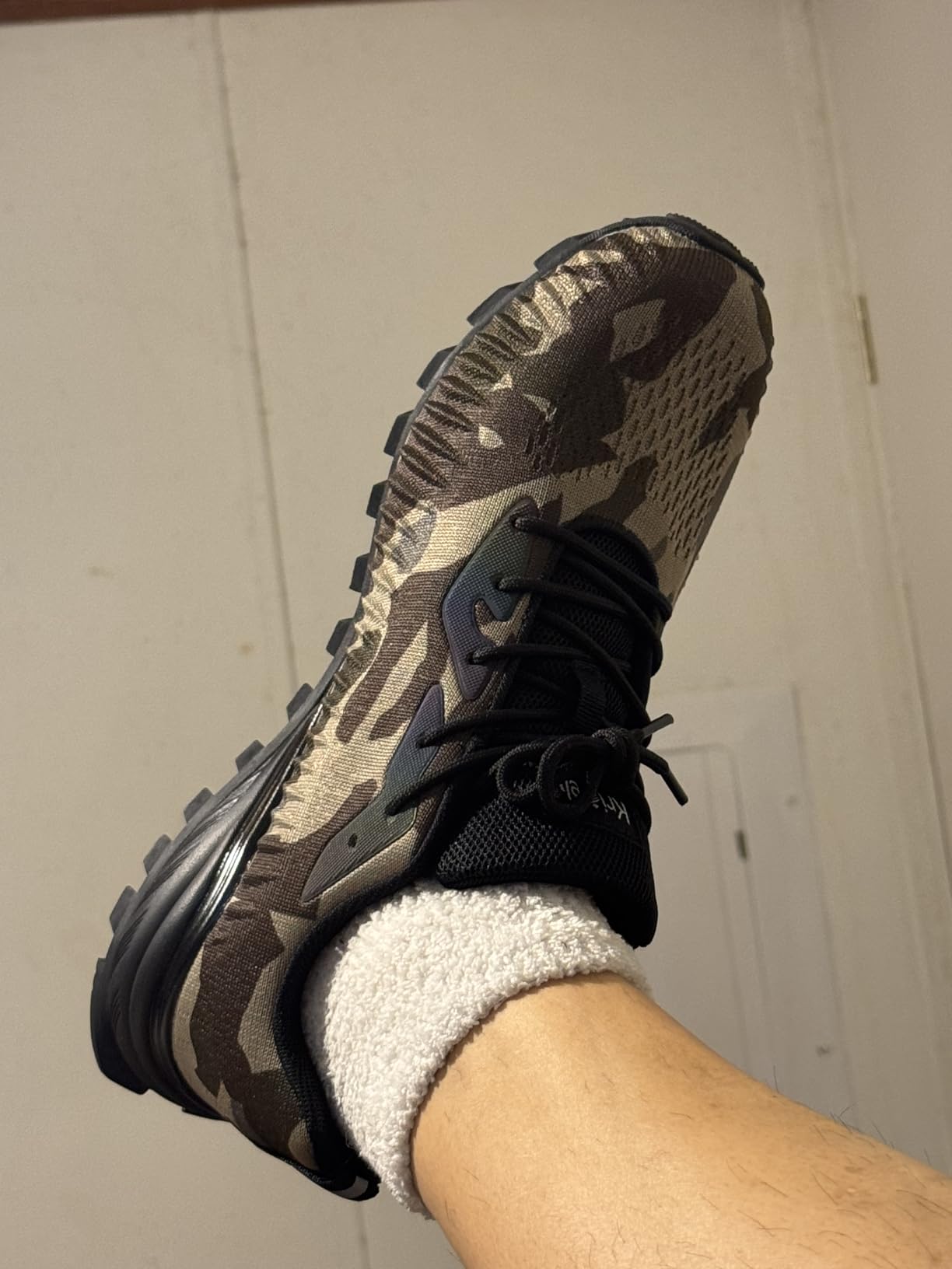 ikunka EVA midsole with visual air pocket chambers — molded foam design, not functional air cushioning