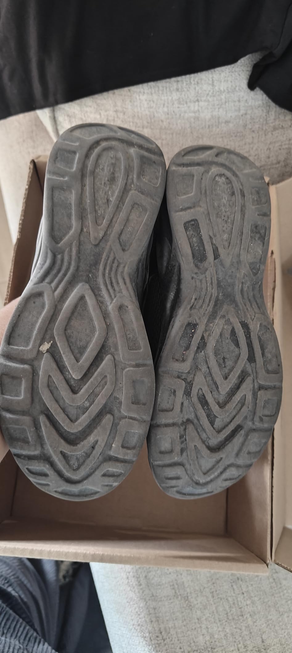 Side view of Skechers Dynamatic showing midsole and heel design