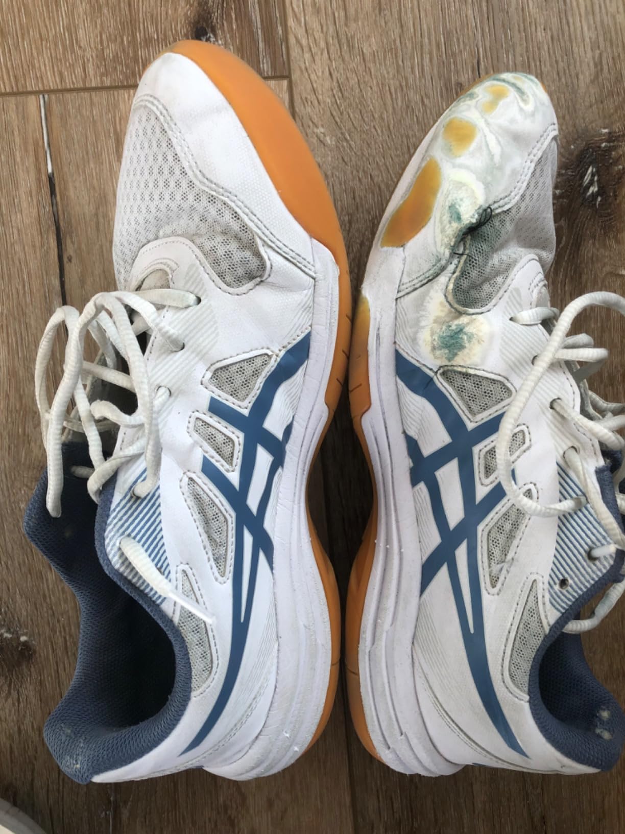 Side view ASICS Upcourt 5 showing breathable mesh panels and supportive midfoot synthetic overlays