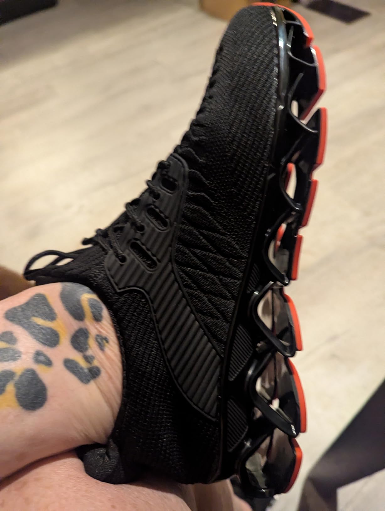 Wrezatro women's blade sneakers product features overview shot