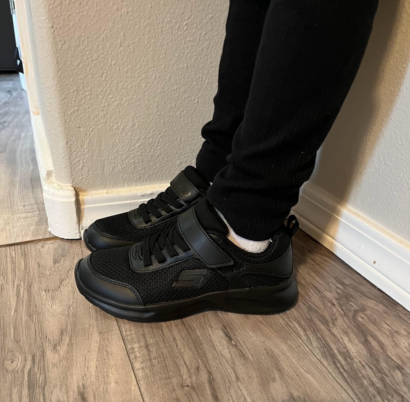 Skechers Dynamatic kids sneaker black colorway full shoe view