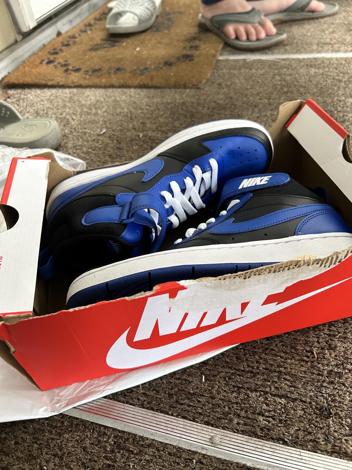 Nike Court Borough Mid 2 product details showing construction quality and feature claims