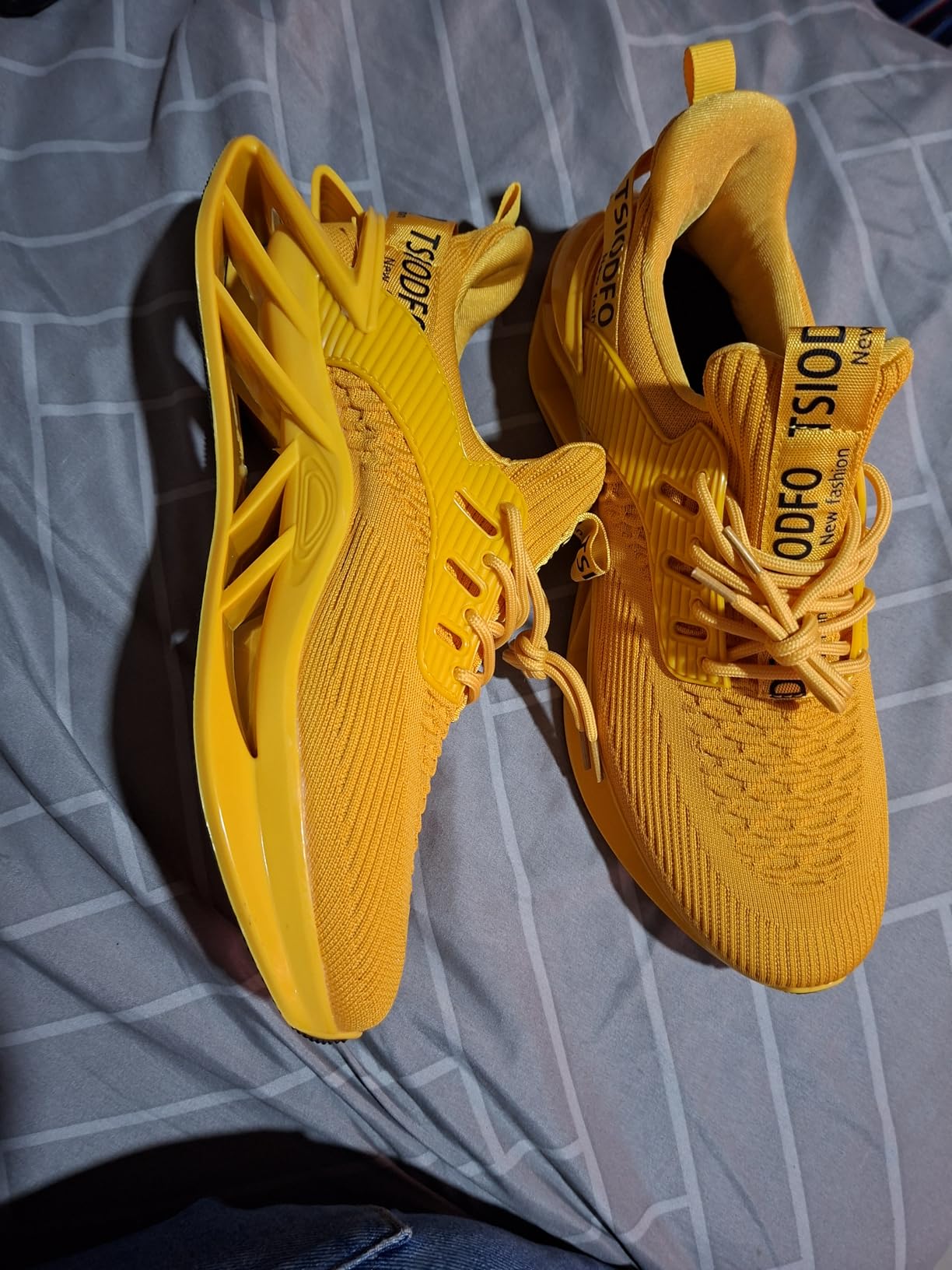 SKDOIUL sneaker mesh upper close-up showing breathable fabric construction and honeycomb interior design detail