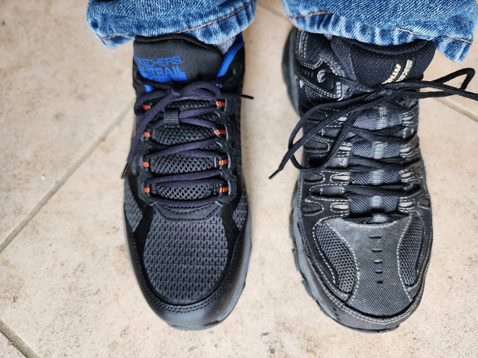 Skechers Go Run Trail Altitude size comparison showing 4E extra wide width option versus standard width fitting