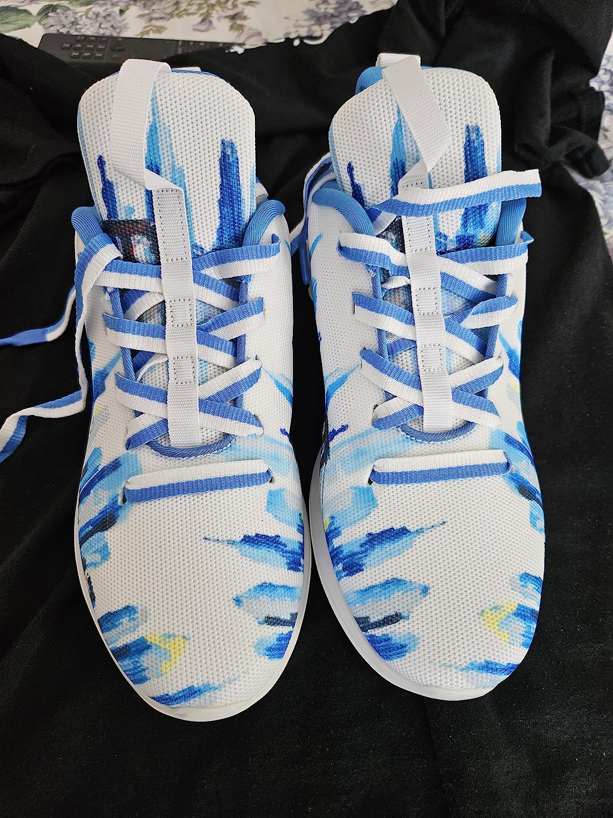 Final product view of Soulsfeng mens running shoes showing the overall design and construction