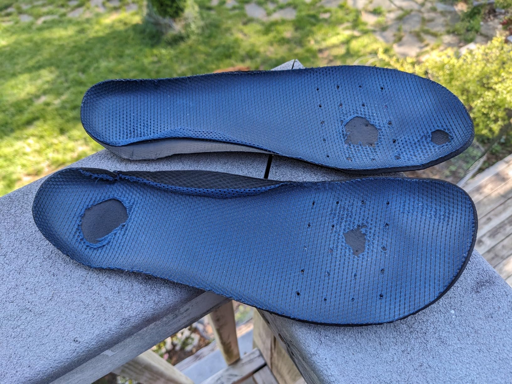Comparison showing WHITIN barefoot sneakers next to traditional narrow shoes illustrating the toe box width difference