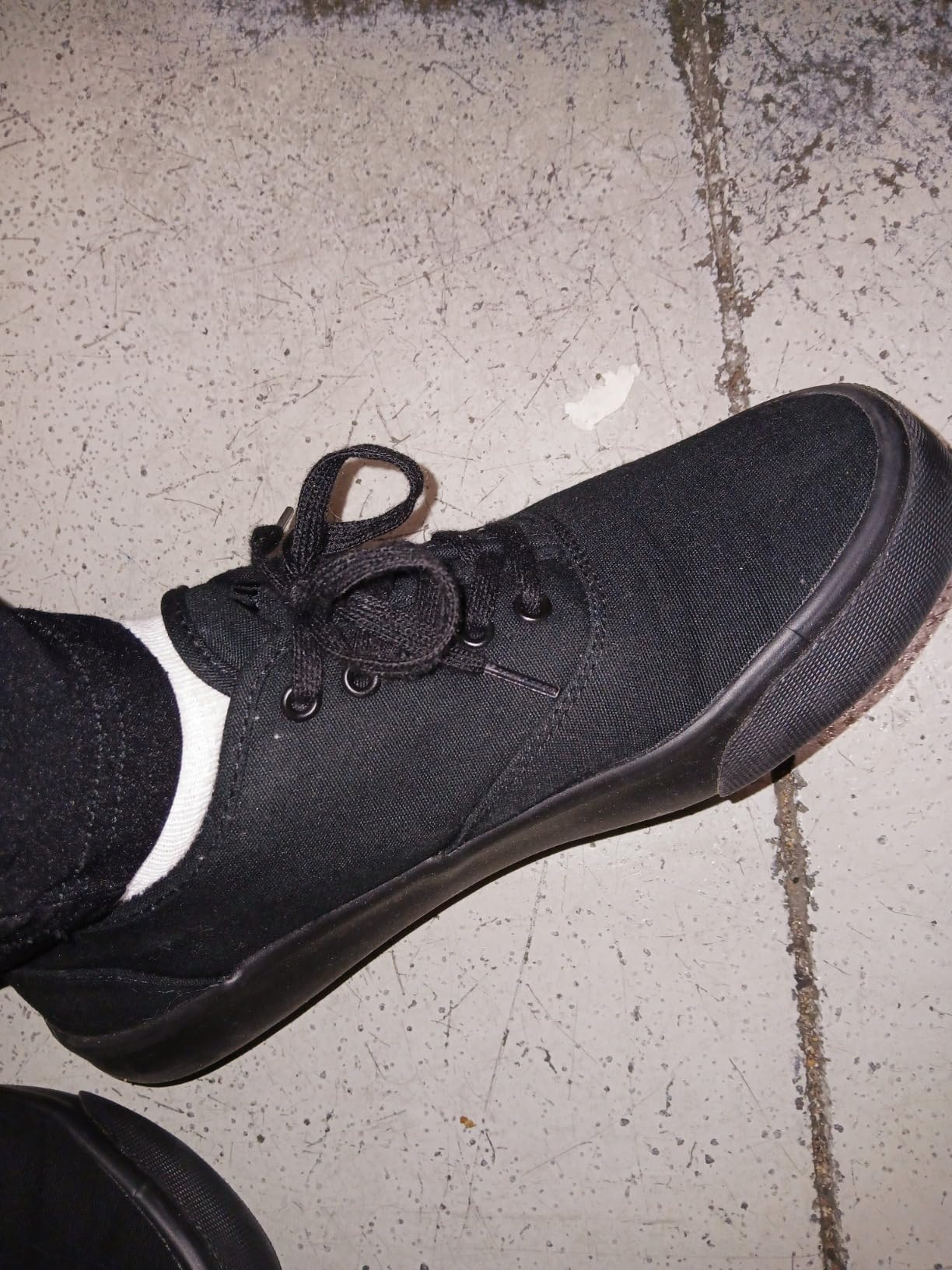 Lugz Lear canvas upper construction showing rubber toe cap reinforcement and side profile detail