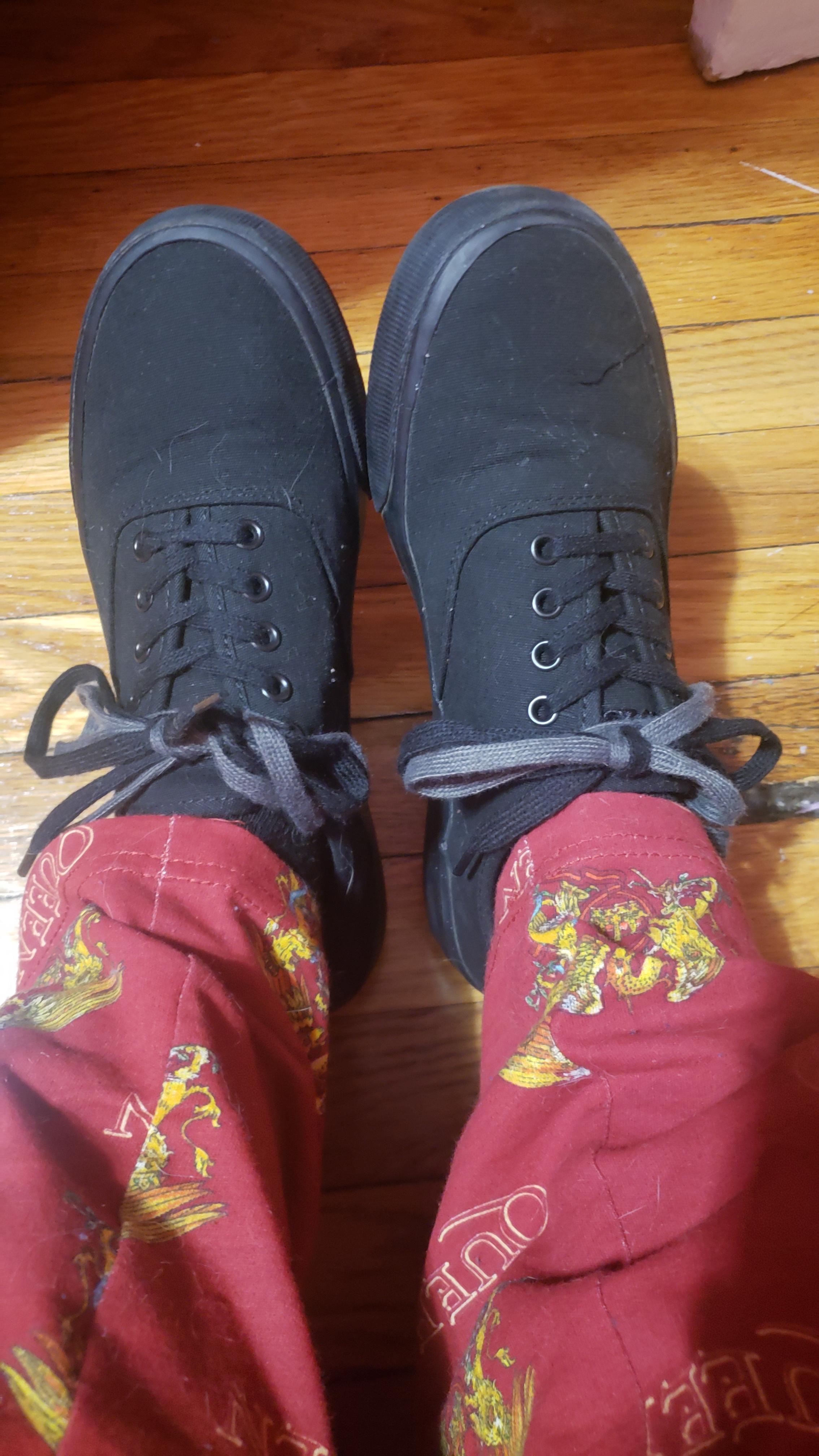 Close-up of Lugz Lear lacing system showing included black and white lace options