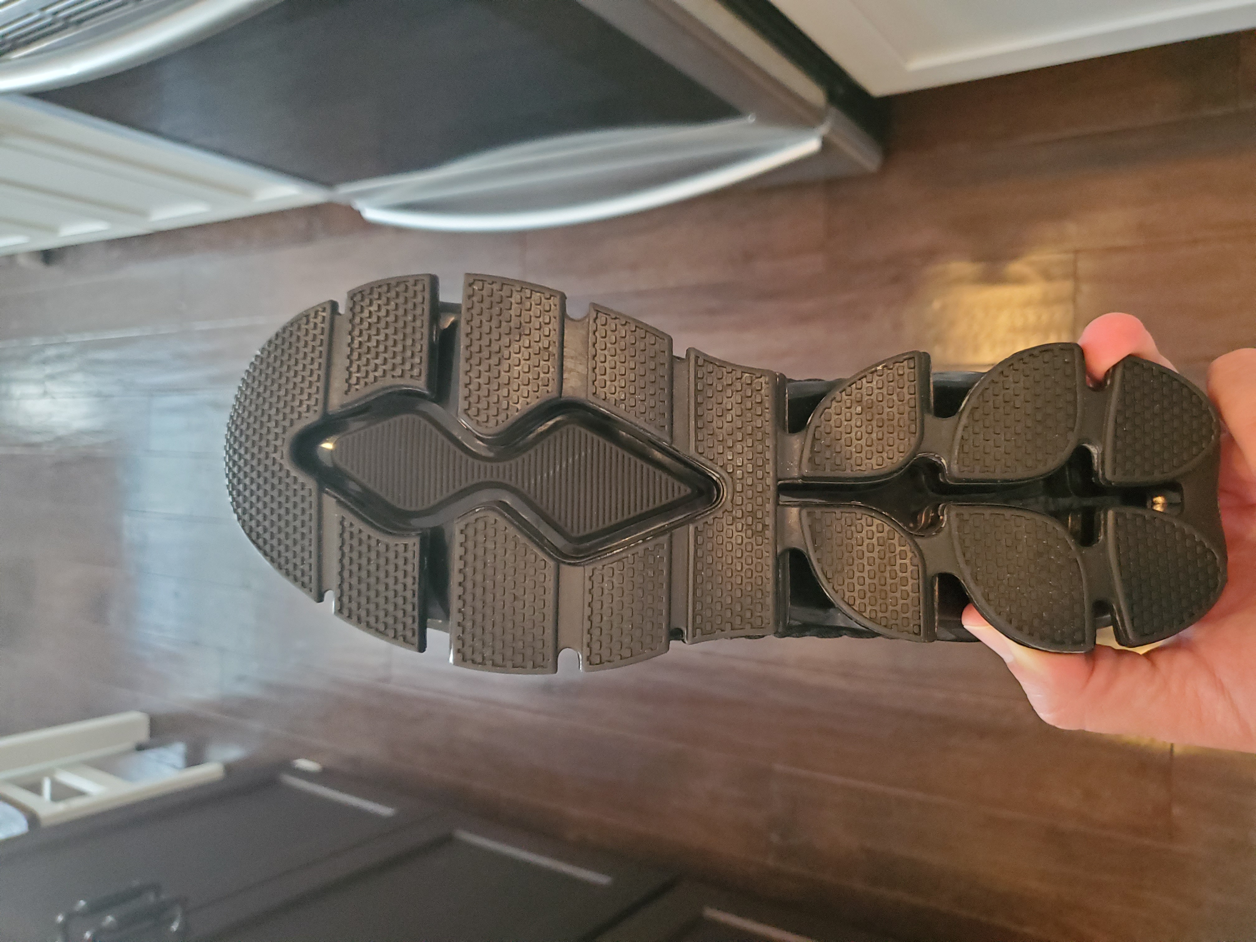 Kapsen Men's Running Shoes performance testing showing construction angles and pull-on design