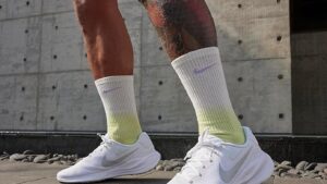 Nike Mens Revolution 7 Sneaker